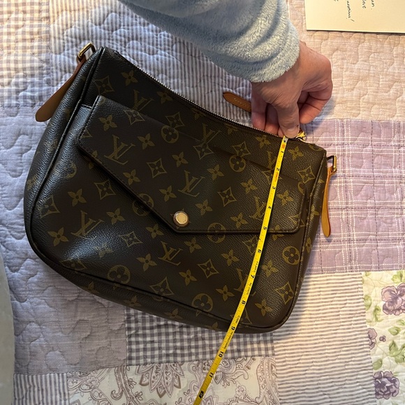 Louie Vuitton Crossbody/Shoulder Handbag Complete With Original Bill of Sale - Picture 10 of 11